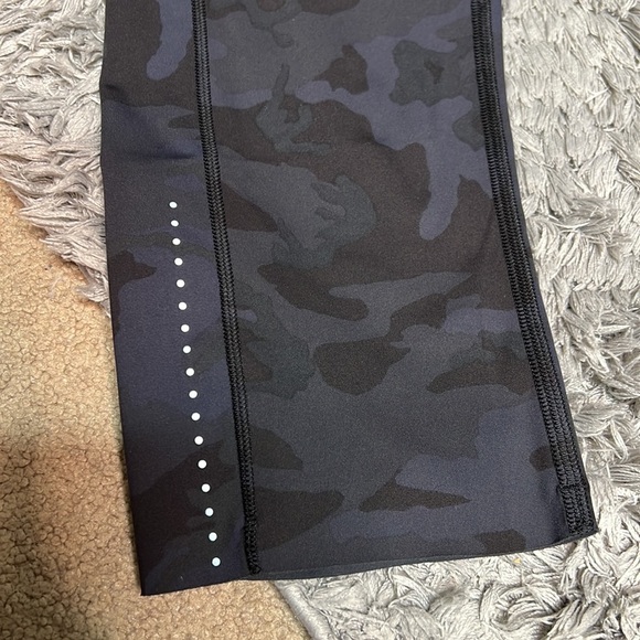 Lululemon Camo Print Cropped Leggings W/Side Pockets - Picture 5 of 9